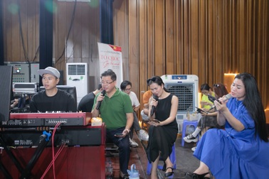 Đăng Dương luyện tập cùng ê-kíp trước liveshow