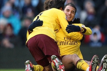 Arsenal đại thắng Aston Villa tại Villa Park