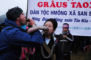 Du khách nước ngoài thích thú hội xuân Gầu Tào - Sa Pa