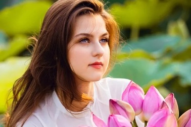 Bộ ảnh thiếu nữ ngoại quốc thả dáng bên hoa sen gây “sốt” mạng
