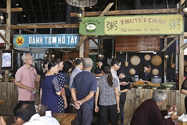 Món ngon Việt nổi bật nơi trung tâm thương mại sầm uất