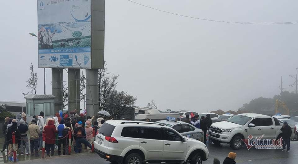 Trăm người co ro đi xem băng tuyết, đèo Ô Quy Hồ ùn dài 2 ngày liên tiếp - 4 Trăm người co ro đi xem băng tuyết, đèo Ô Quy Hồ ùn dài 2 ngày liên tiếp - 4