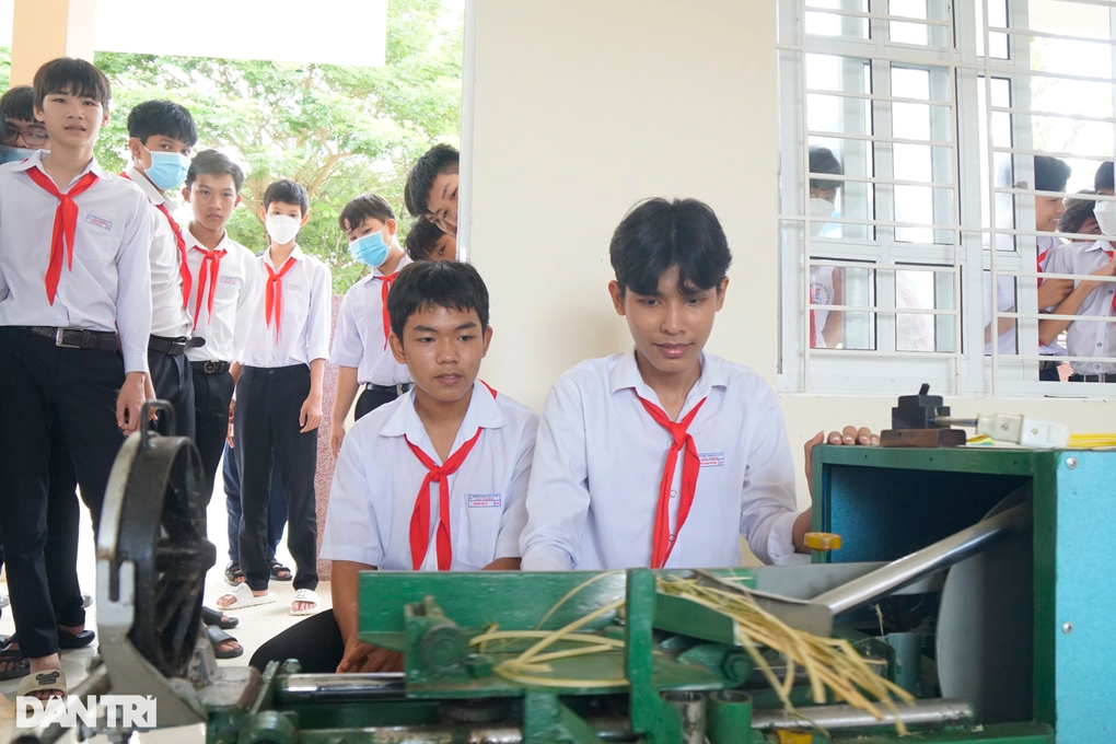 Hai học sinh sáng chế máy bào lạt tre chấp 5 thợ thủ công - 1 Hai học sinh sáng chế máy bào lạt tre chấp 5 thợ thủ công - 1