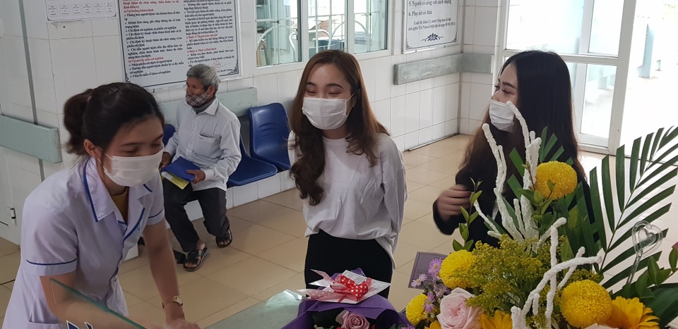 Niềm vui xen lẫn nước mắt ngày xuất viện của 2 cô gái về từ vùng dịch Daegu - 2 Niềm vui xen lẫn nước mắt ngày xuất viện của 2 cô gái về từ vùng dịch Daegu - 2