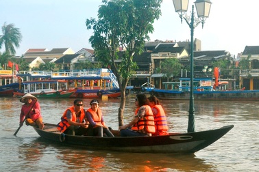 Dịch vụ "ngắm lụt" Hội An bằng ghe đắt khách mùa lũ