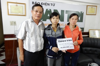 Cô học sinh nghèo mắc bệnh suy thận mạn được bạn đọc Dân trí giúp đỡ 30 triệu đồng