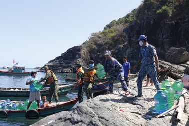 Cảnh sát biển mang nước ngọt hỗ trợ người dân đảo Hòn Chuối