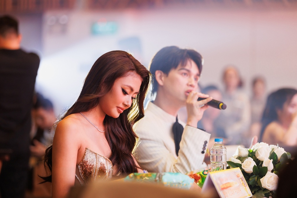 Hoa hậu Xuân Hạnh diện đầm cắt xẻ, khoe dáng nóng bỏng - 2 Hoa hậu Xuân Hạnh diện đầm cắt xẻ, khoe dáng nóng bỏng - 2