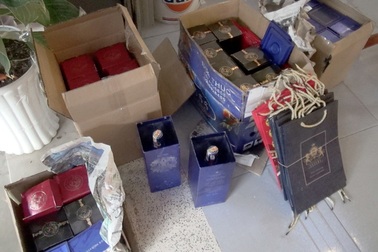 Đột kích cơ sở sản xuất rượu ngoại giả bằng hóa chất ở Sài Gòn