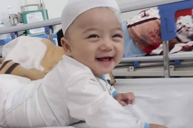 Cầu mong phép mầu đến với bé trai 1 tuổi bị "ung thư kép" hành hạ