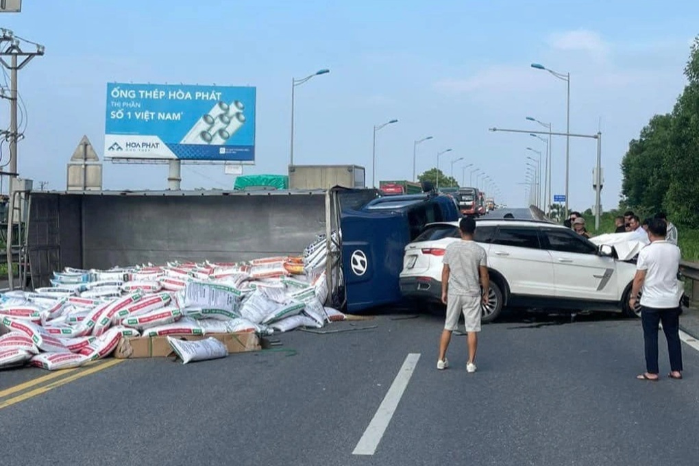 Xe tải lật, chắn ngang cao tốc Nội Bài - Lào Cai sau va chạm với ô tô con - 1 Xe tải lật, chắn ngang cao tốc Nội Bài - Lào Cai sau va chạm với ô tô con - 1
