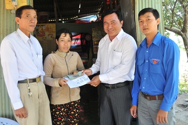 Người mẹ bán vé số chăm chồng bệnh và 2 con ăn học… sắp có nhà mới