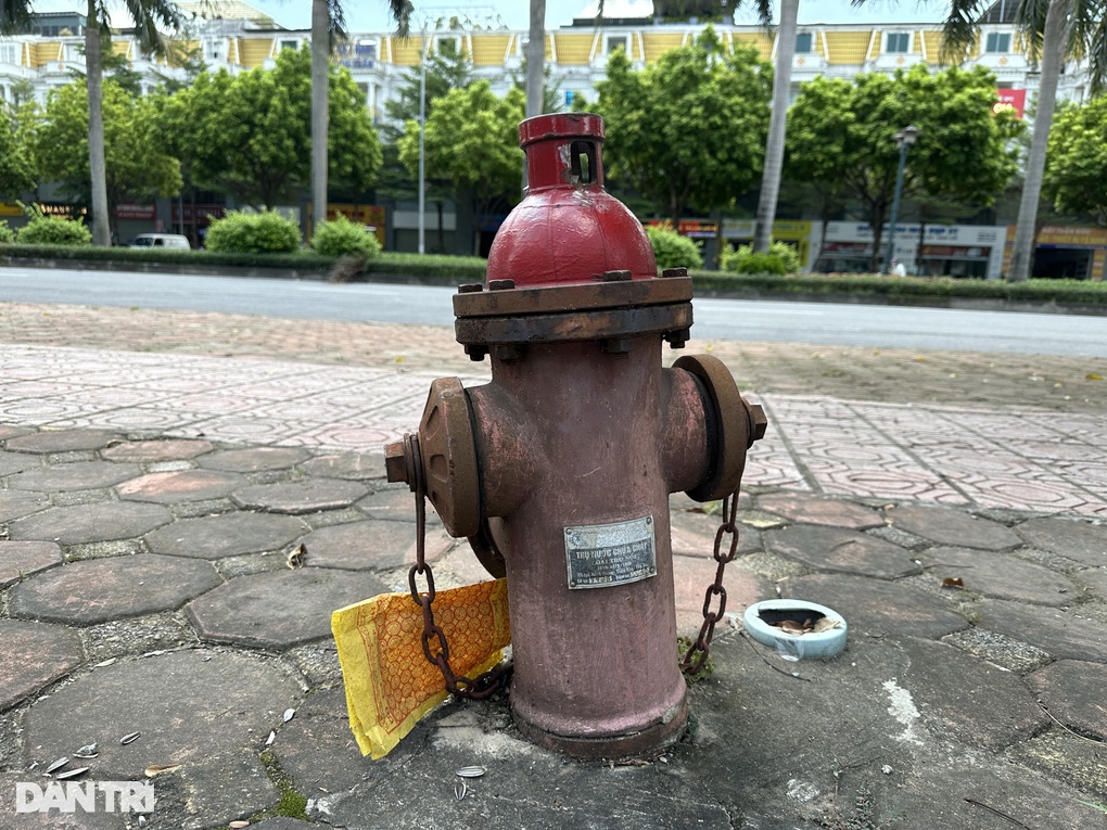 Hà Nội: Hàng loạt họng nước cứu hỏa vô dụng - 1 Hà Nội: Hàng loạt họng nước cứu hỏa vô dụng - 1