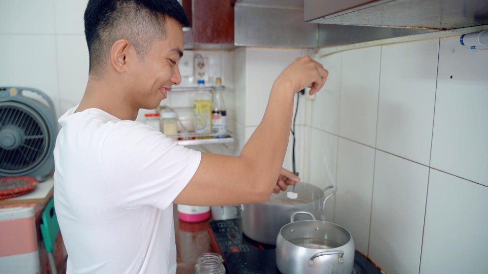 Phan Hiển lần đầu vào bếp lóng ngóng nấu cơm thay Khánh Thi - 3 Phan Hiển lần đầu vào bếp lóng ngóng nấu cơm thay Khánh Thi - 3