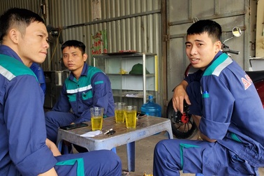 Công nhân mong được tăng ca dịp Tết