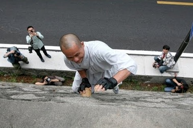 Võ sư Thiếu Lâm khiến khán giả trầm trồ bởi “khinh công” leo tường