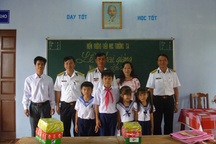 Xúc động lễ khai giảng đặc biệt ở Trường Sa