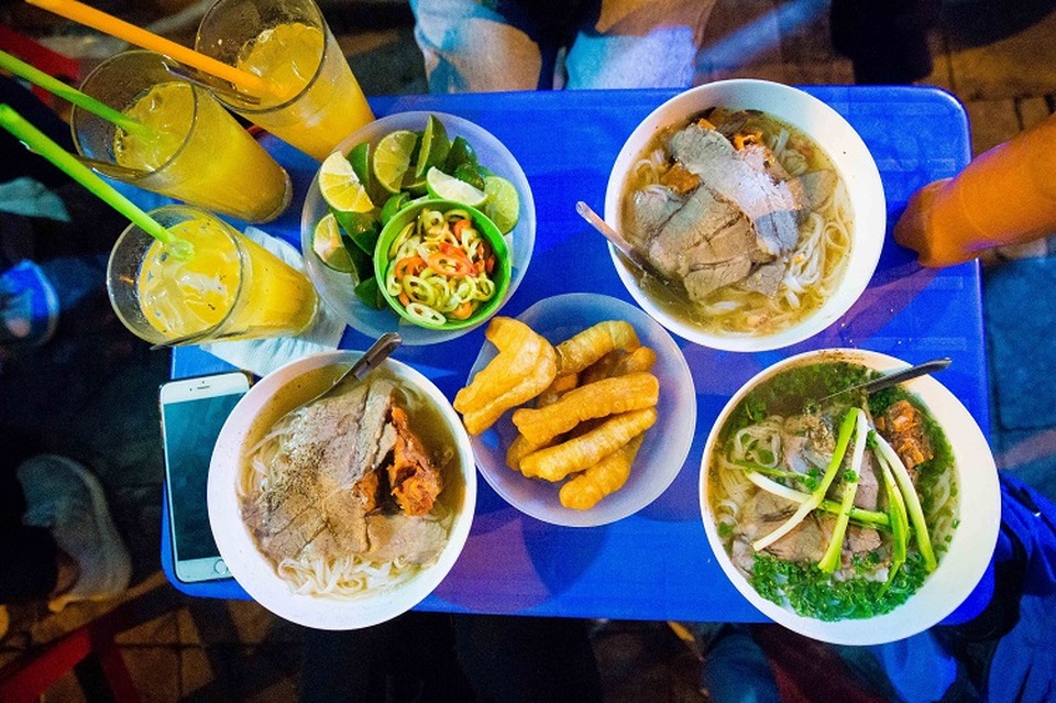 Quán phở 30 năm không ngủ ở Hà Nội, chỉ bán lúc nửa đêm, khách đợi 2 tiếng mới tới lượt - 1 Quán phở 30 năm không ngủ ở Hà Nội, chỉ bán lúc nửa đêm, khách đợi 2 tiếng mới tới lượt - 1