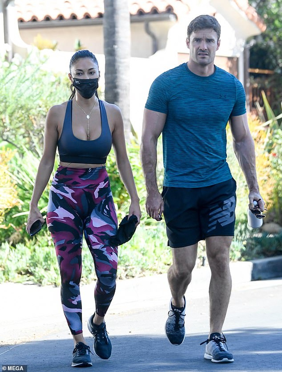 Biểu tượng gợi cảm Emily Ratajkowski diện váy ôm sát khoe bụng bầu - 7 Biểu tượng gợi cảm Emily Ratajkowski diện váy ôm sát khoe bụng bầu - 7