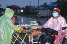 Sẻ chia với người dân về quê hộp cơm, chai xăng, bọc bánh