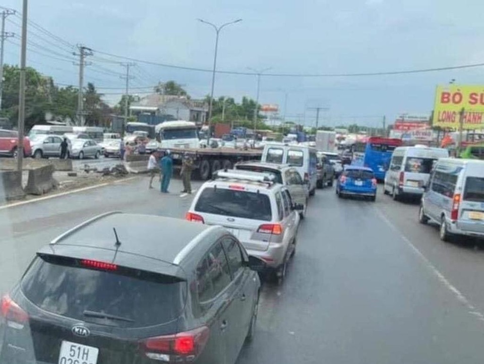 2 cuộn thép nặng hàng chục tấn lăn tự do, làm loạn trên quốc lộ - 5 2 cuộn thép nặng hàng chục tấn lăn tự do, làm loạn trên quốc lộ - 5