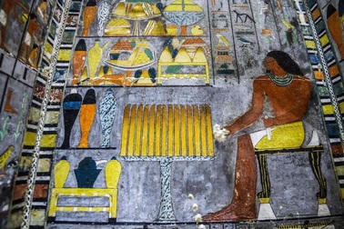 Hé lộ hình ảnh kinh ngạc khi mở mộ cổ Ai Cập 4.400 năm tuổi