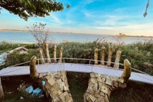 Nhà hàng ở Campuchia xây cầu hình bàn tay nghi nhái cầu Vàng Đà Nẵng