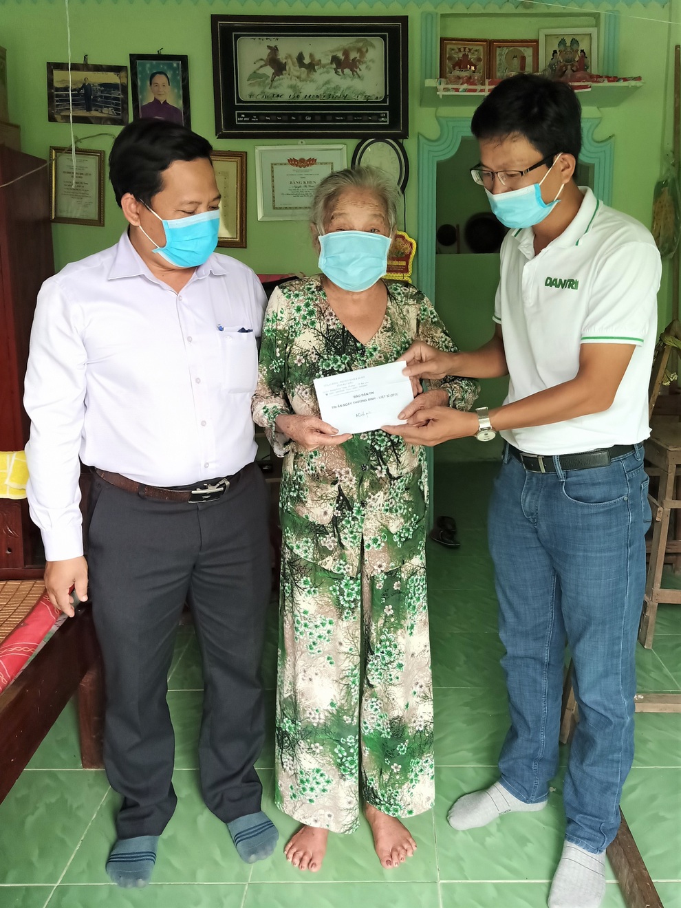 Tri ân 27/7: Những suất quà được trao giữa tâm dịch Covid-19 tại ĐBSCL - 10 Tri ân 27/7: Những suất quà được trao giữa tâm dịch Covid-19 tại ĐBSCL - 10