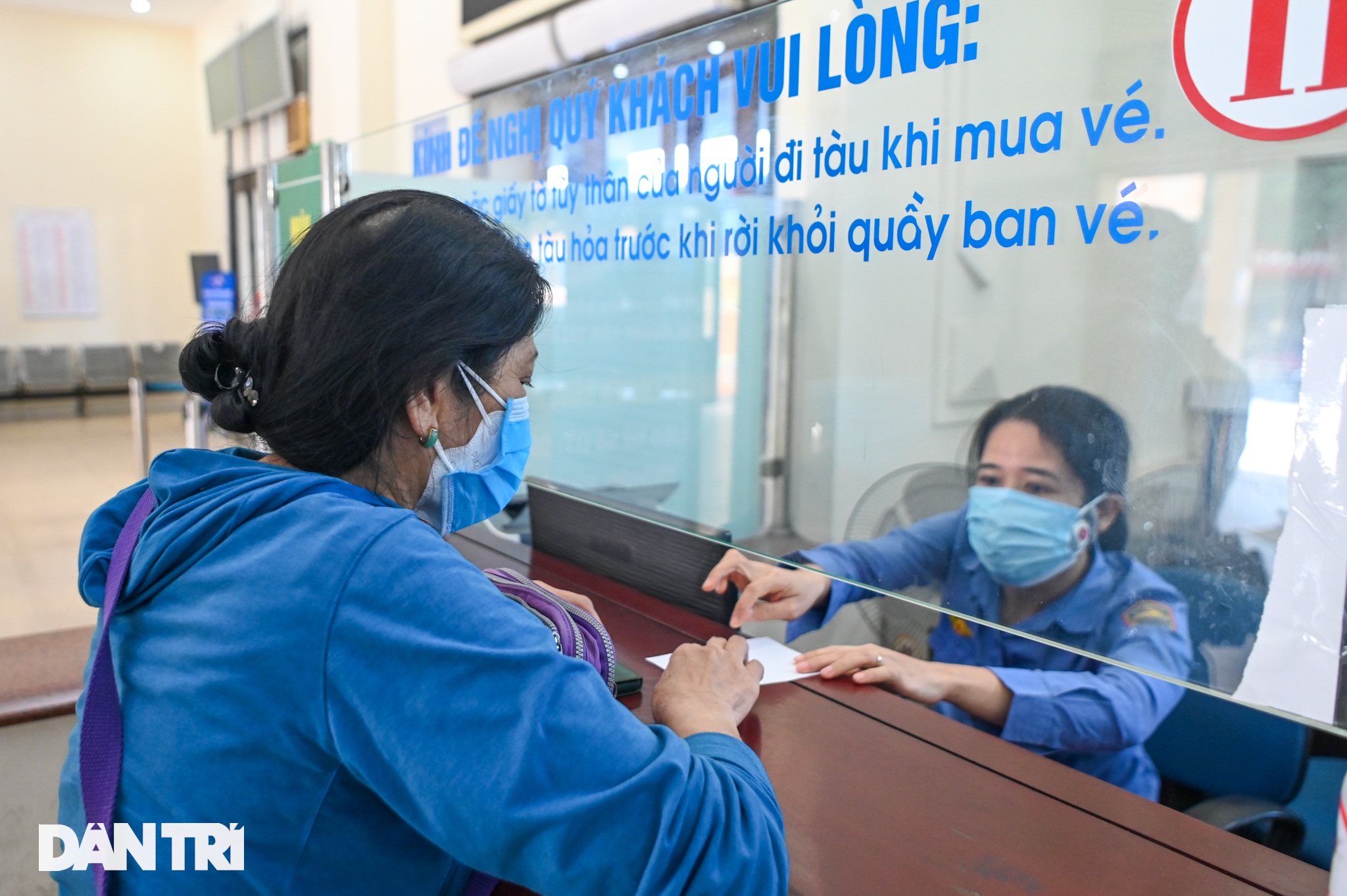 Ga Hà Nội: Hành khách phấn khởi mua vé chuyến tàu sau giãn cách đi TPHCM - 13 Ga Hà Nội: Hành khách phấn khởi mua vé chuyến tàu sau giãn cách đi TPHCM - 13