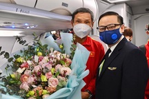 Đội tuyển nữ Việt Nam lên máy bay về nước