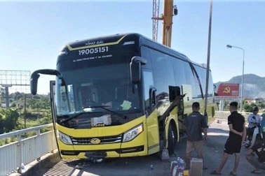 Xe khách suýt rơi xuống sông Lam, nhiều hành khách hú vía