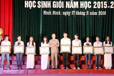 Ninh Bình trao thưởng cho 200 học sinh giỏi quốc gia, đạt giải tại các kỳ thi