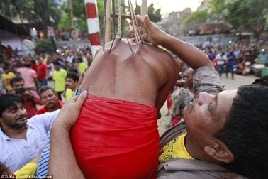 Rợn người xem các tín đồ Hindu xuyên móc sắt qua người trong lễ hội