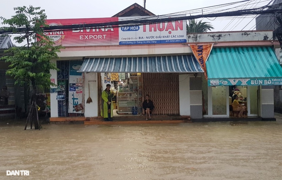 Nha Trang ngập nhiều nơi, bờ sông Cái sạt lở hở hàm ếch - 8 Nha Trang ngập nhiều nơi, bờ sông Cái sạt lở hở hàm ếch - 8