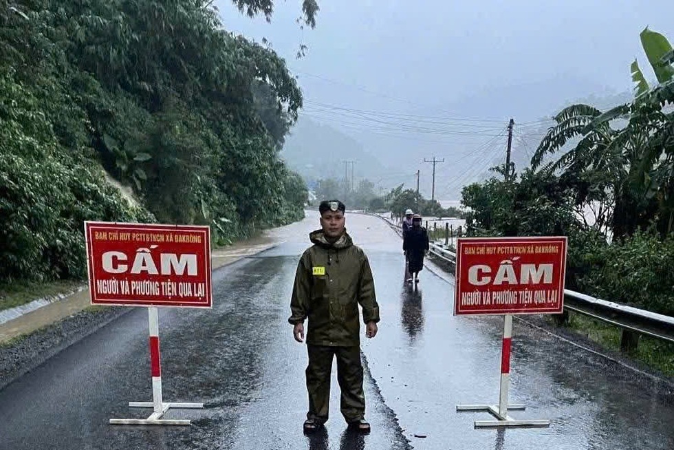 Người dân miền Trung lại quay cuồng trong mưa lũ, lốc xoáy, sạt lở - 1 Người dân miền Trung lại quay cuồng trong mưa lũ, lốc xoáy, sạt lở - 1