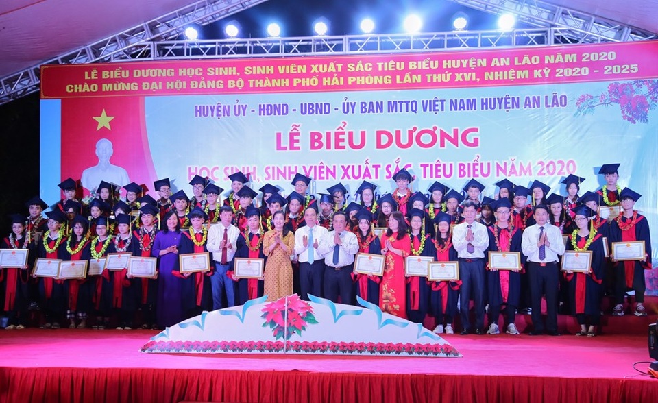 Trích 1,3 tỉ đồng khen thưởng 130 học sinh, sinh viên xuất sắc, tiêu biểu - 2 Trích 1,3 tỉ đồng khen thưởng 130 học sinh, sinh viên xuất sắc, tiêu biểu - 2