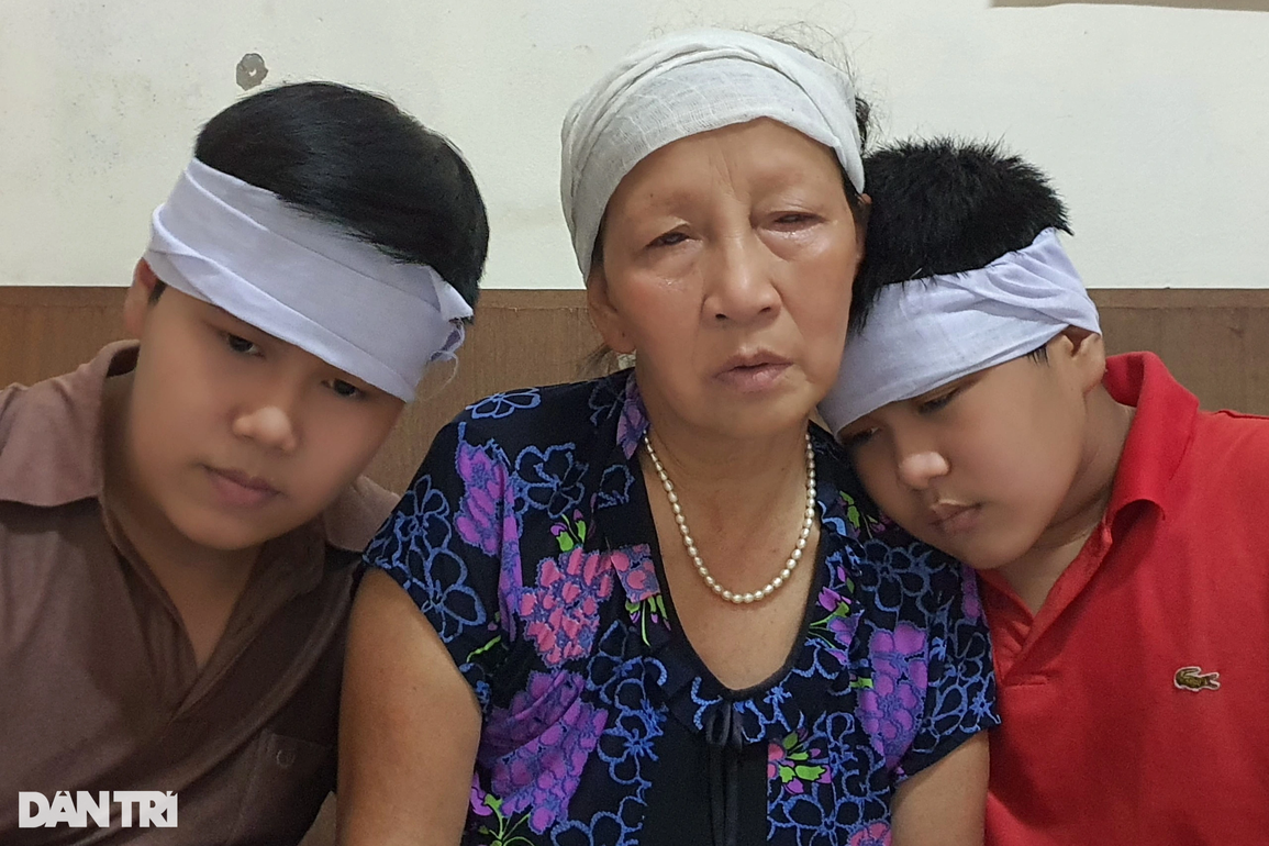 Ông qua đời, mẹ bỏ đi biệt tích, 2 đứa trẻ mồ côi bố chông chênh tới trường - 9 Ông qua đời, mẹ bỏ đi biệt tích, 2 đứa trẻ mồ côi bố chông chênh tới trường - 9