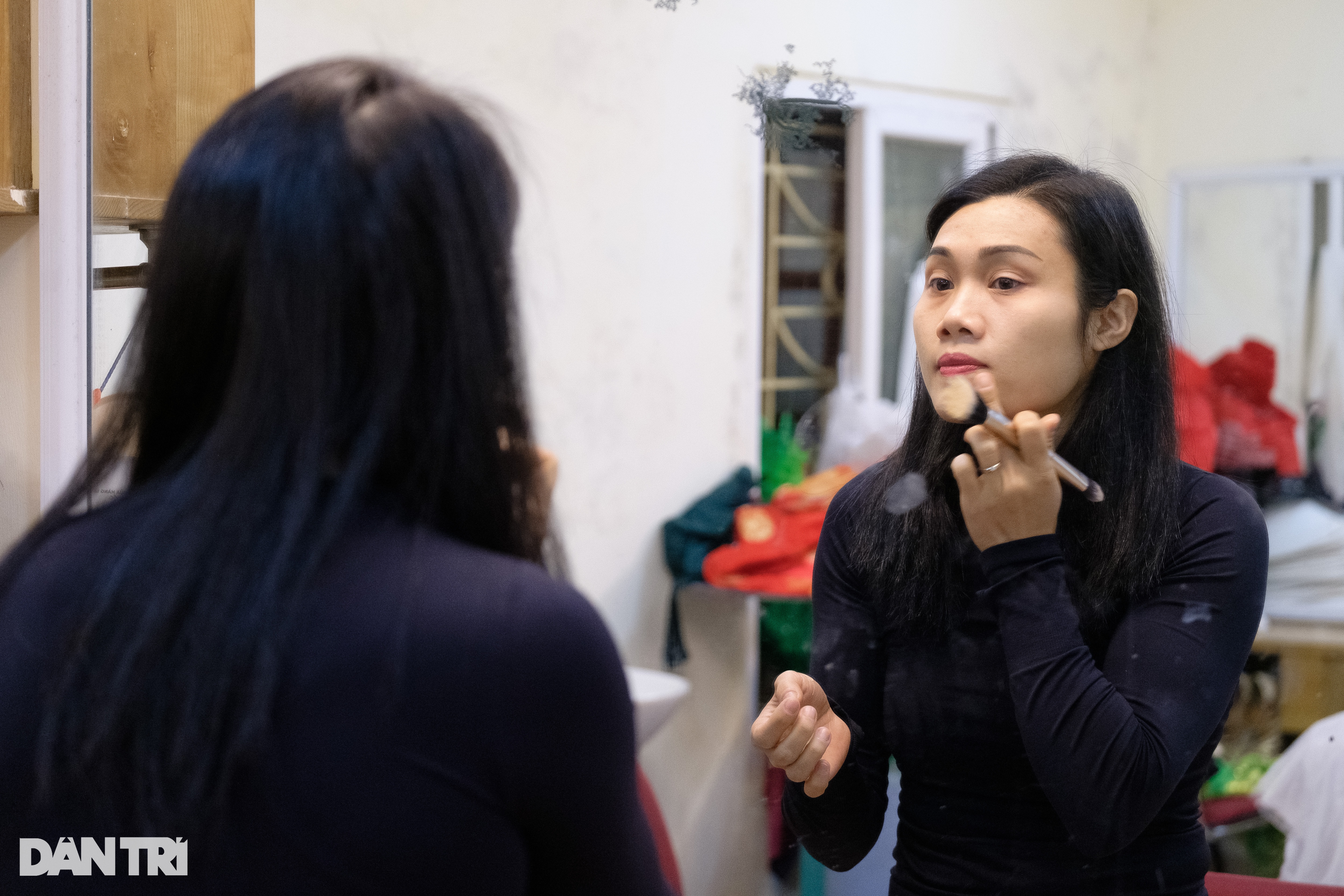 Kiếm cắm phập mặt, máu và nước mắt sau hào quang của nữ diễn viên xiếc - 4 Kiếm cắm phập mặt, máu và nước mắt sau hào quang của nữ diễn viên xiếc - 4
