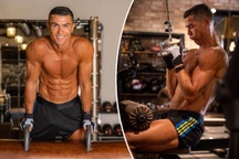 Danh thủ Cristiano Ronaldo gây sốt với ảnh khoe cơ bắp cuồn cuộn