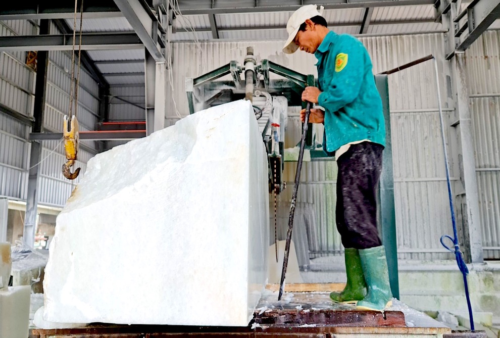 Nhọc nhằn nghề khai thác đá xẻ giữa mùa dịch Covid-19 - 7 Nhọc nhằn nghề khai thác đá xẻ giữa mùa dịch Covid-19 - 7