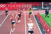 Xúc động với cảnh VĐV chạy lảo đảo, gục ngã vì kiệt sức vẫn… cố lết về đích