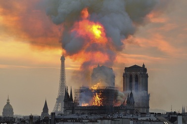 Nhà thầu trùng tu Nhà thờ Đức Bà lên tiếng giữa nghi vấn gây ra hỏa hoạn
