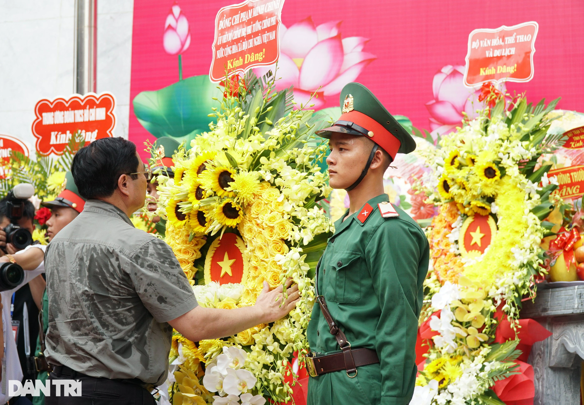 Thủ tướng viếng Nghĩa trang liệt sĩ quốc tế Việt - Lào - 5 Thủ tướng viếng Nghĩa trang liệt sĩ quốc tế Việt - Lào - 5