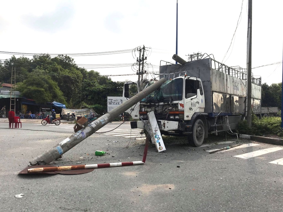 Xe tải lao lên dải phân cách tông gãy trụ điện, 3 người thoát nạn - 2