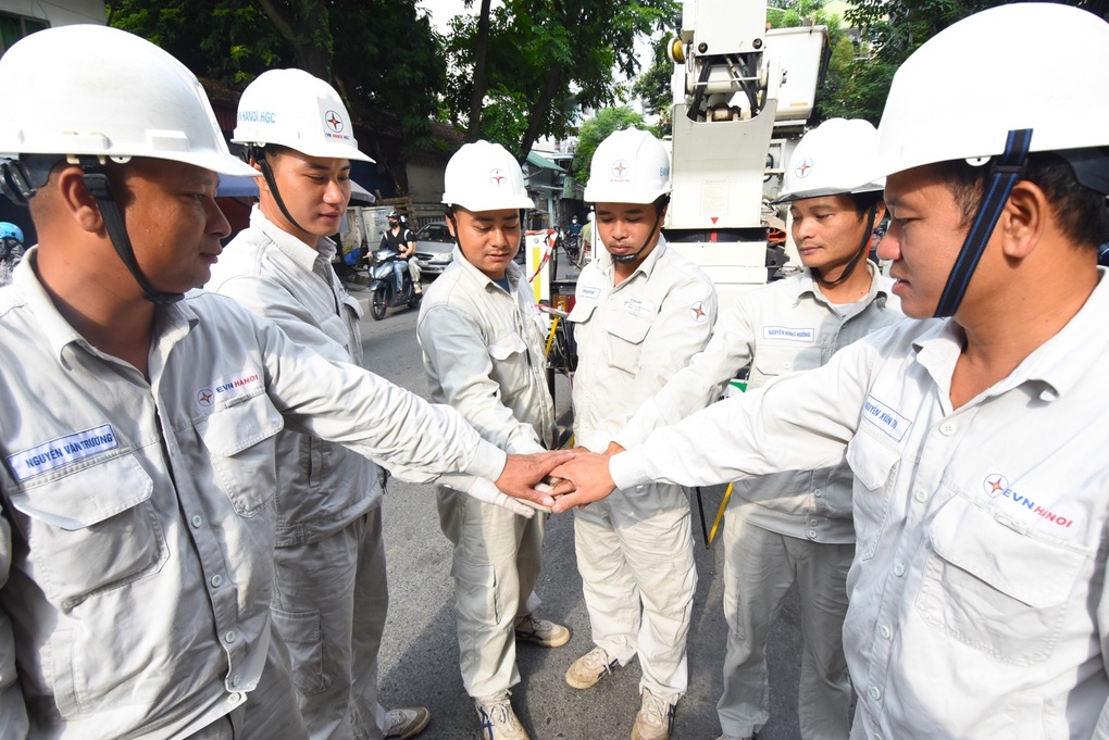 Nghề sửa điện nóng tại EVNHANOI - 9 Nghề sửa điện nóng tại EVNHANOI - 9