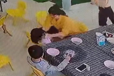 Buộc thôi việc nhân viên bạo hành bé gái 3 tuổi ở Bình Định