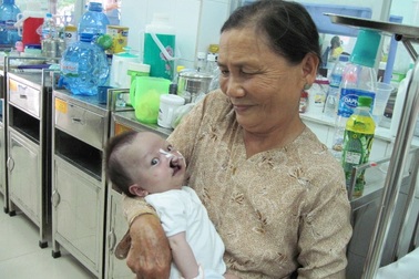 Bé trai con bà Liên trong vòng tay “bà ngoại” mới 