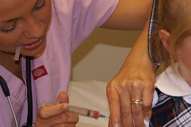 Bé đã tiêm hai mũi sởi, có cần tiêm nhắc lại?