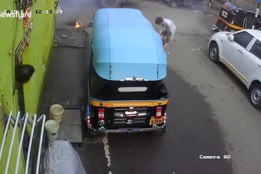 Video nam sinh gặp họa bất ngờ vì giẫm phải dây cáp lộ thiên