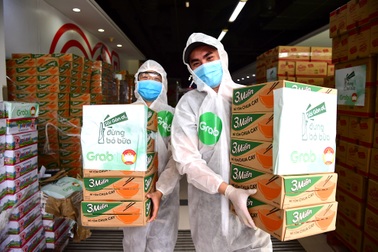 Đối tác tài xế GrabCar vận chuyển nhu yếu phẩm đến 24 bệnh viện tại TPHCM